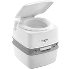 Porta Potti Qube 335 hvid med dørkbeslag set forfra