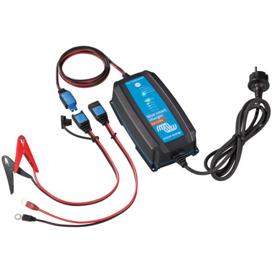 Victron Blue Smart lader 24V 8Amp set fra siden med stik og ledninger.
